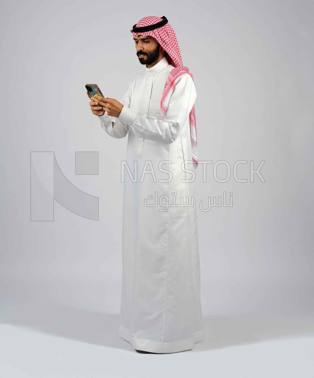 Gulf man holding a mobile