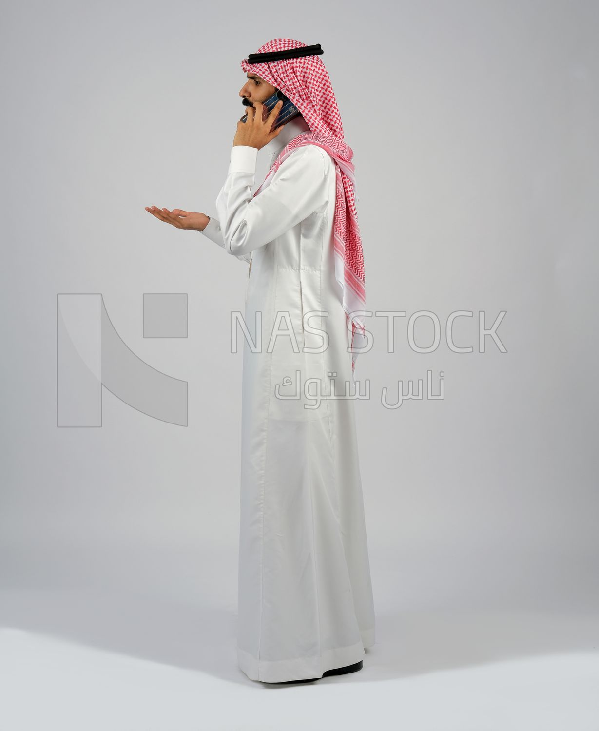 Gulf man holding a mobile