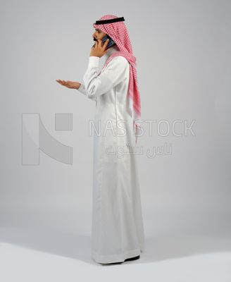 Gulf man holding a mobile
