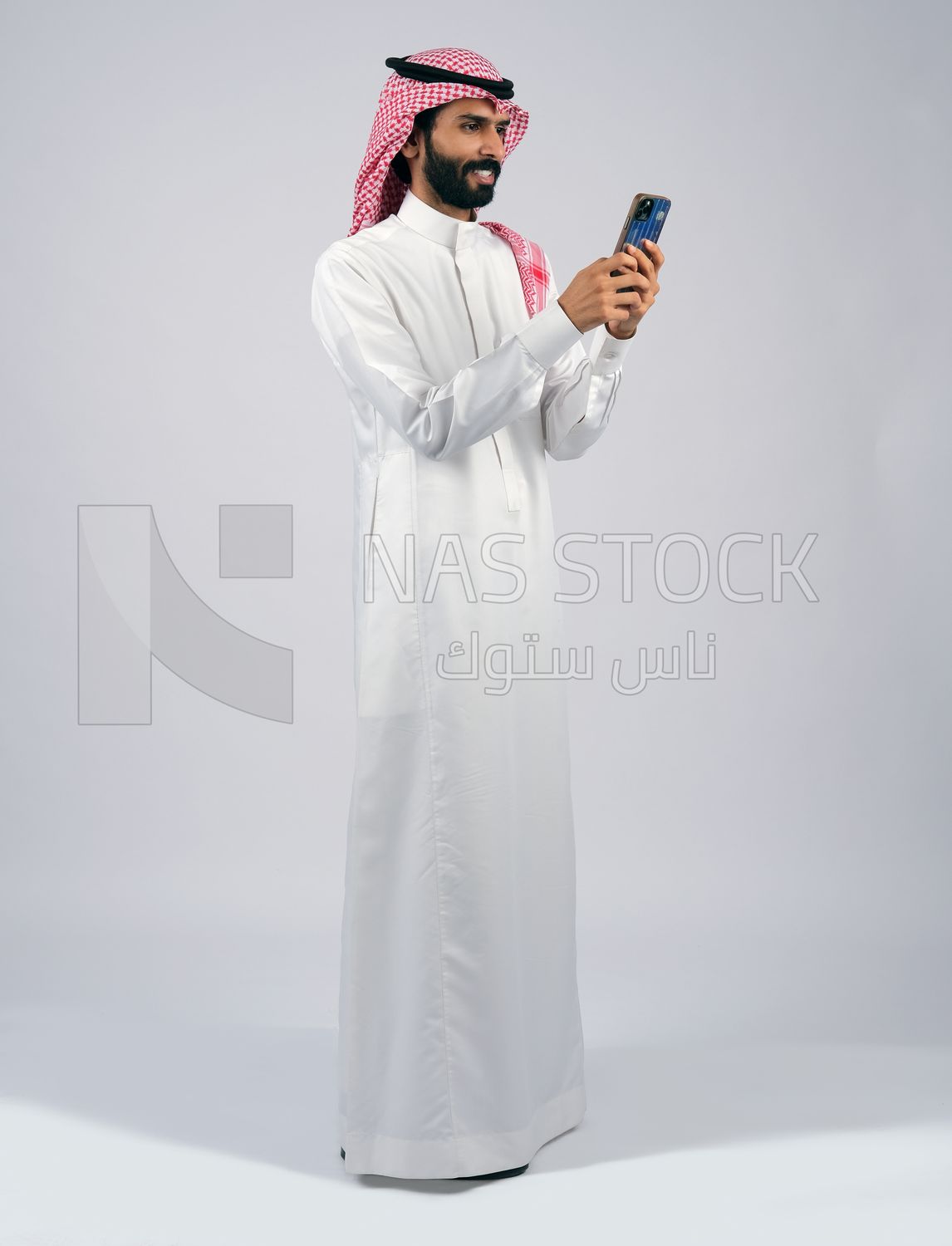 Gulf man holding a mobile