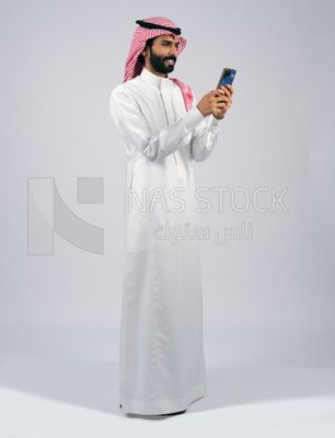 Gulf man holding a mobile