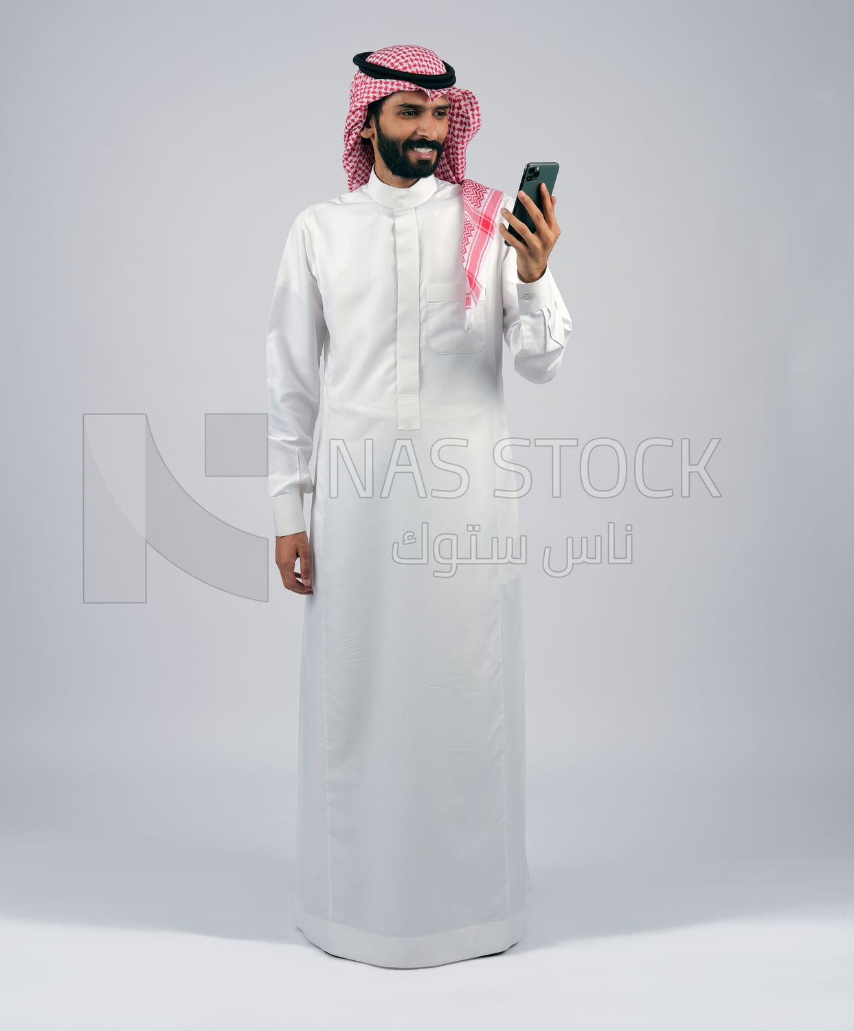 Gulf man holding a mobile