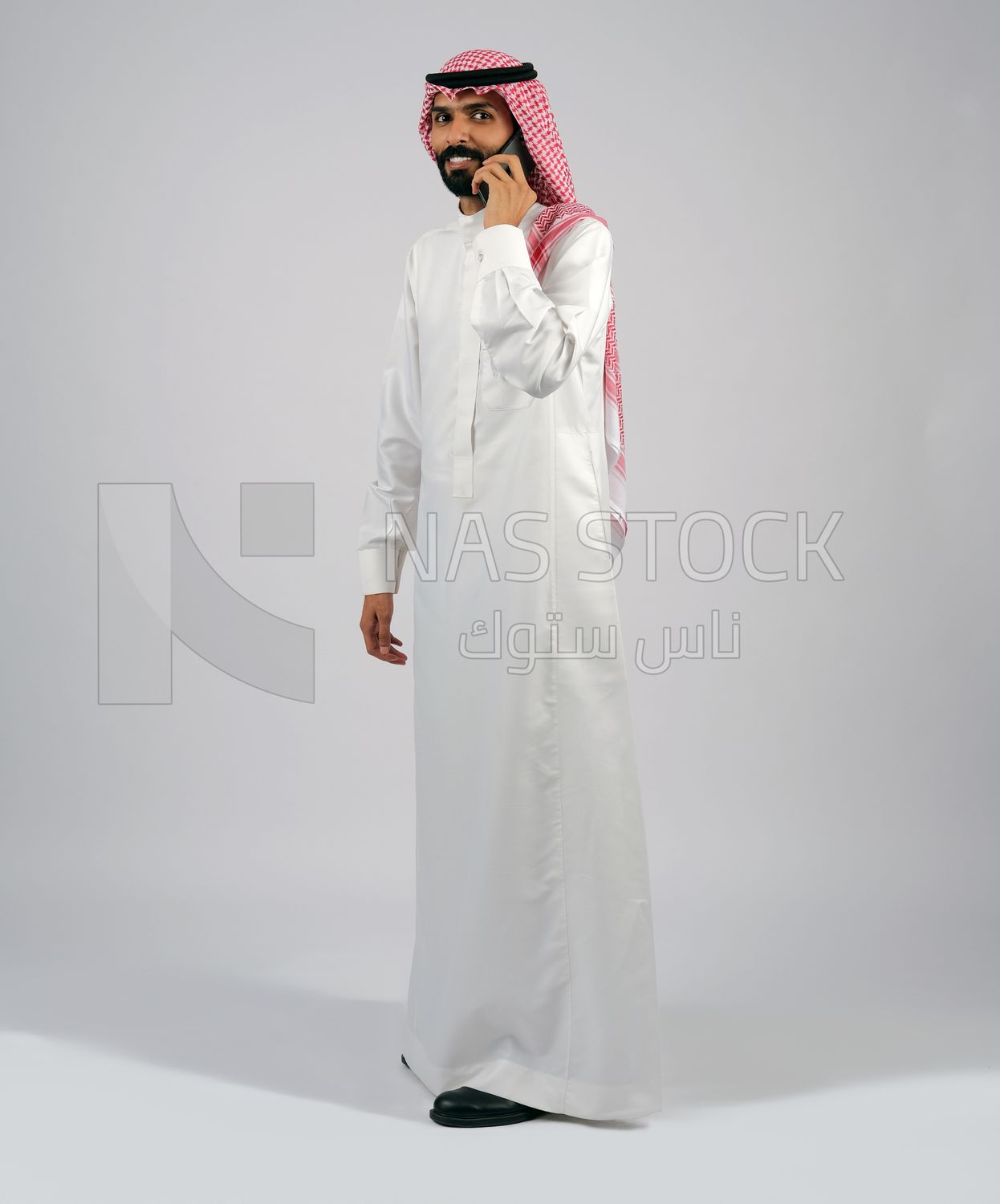 Gulf man holding a mobile
