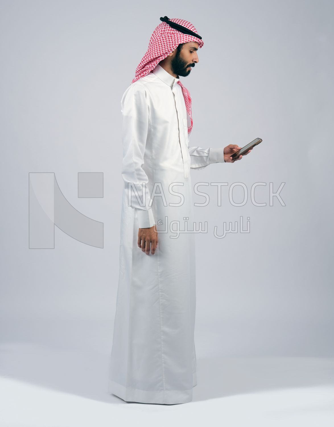 Gulf man holding a mobile