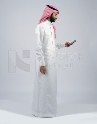 Gulf man holding a mobile
