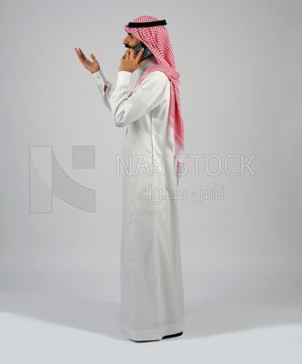 Gulf man holding a mobile