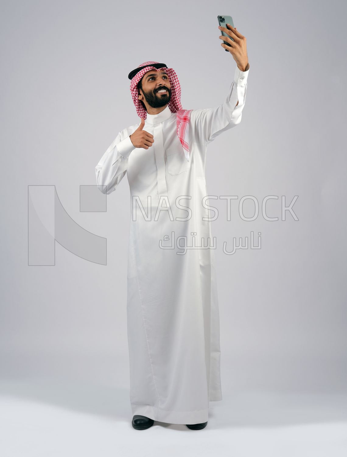 Gulf man taking a selfie