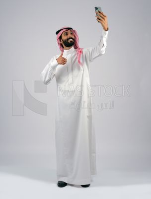 Gulf man taking a selfie