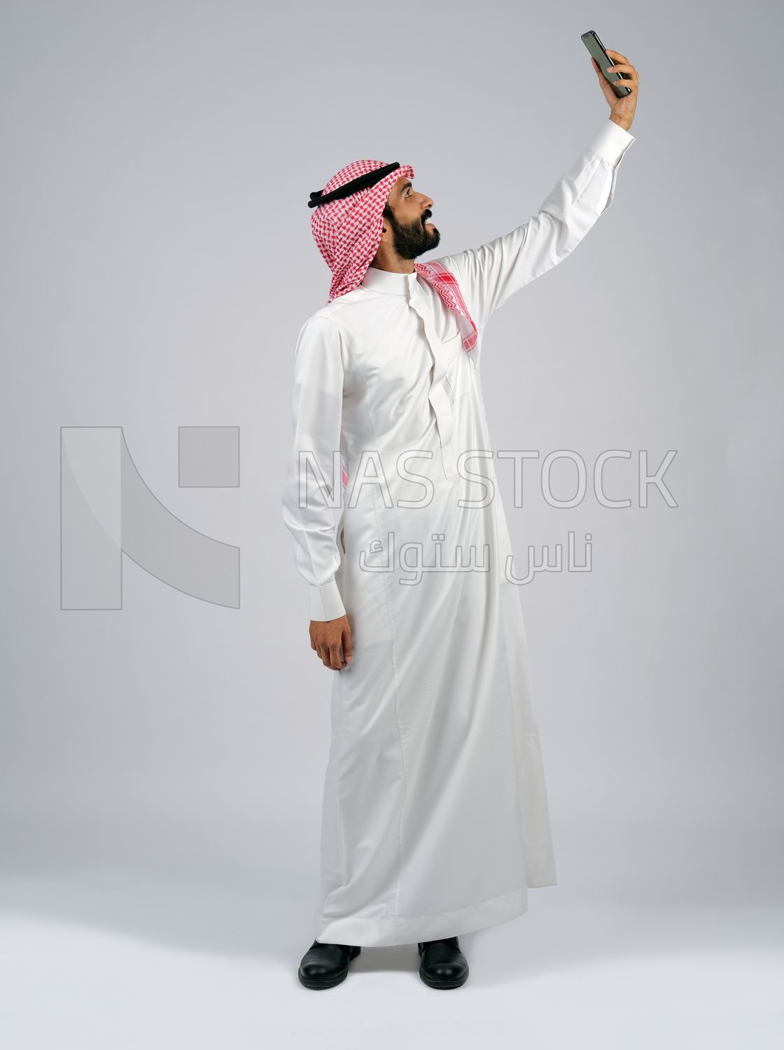 Gulf man taking a selfie