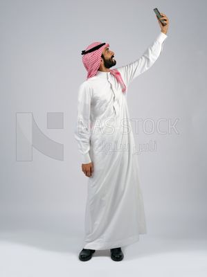 Gulf man taking a selfie