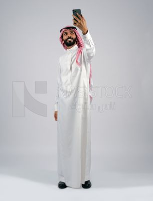 Gulf man taking a selfie