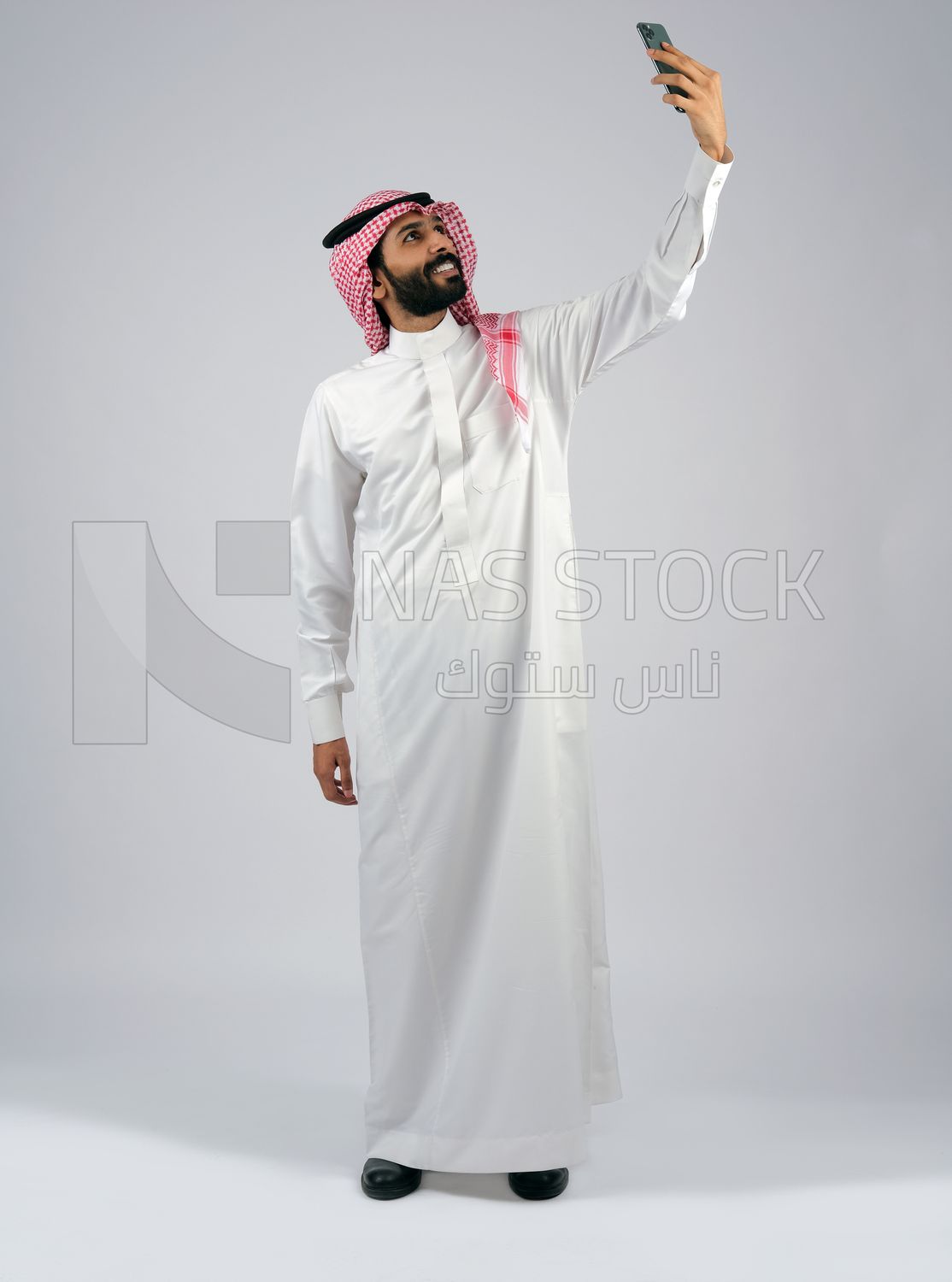 Gulf man taking a selfie