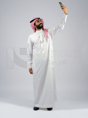 رجل خليجي يلتقط سيلفي