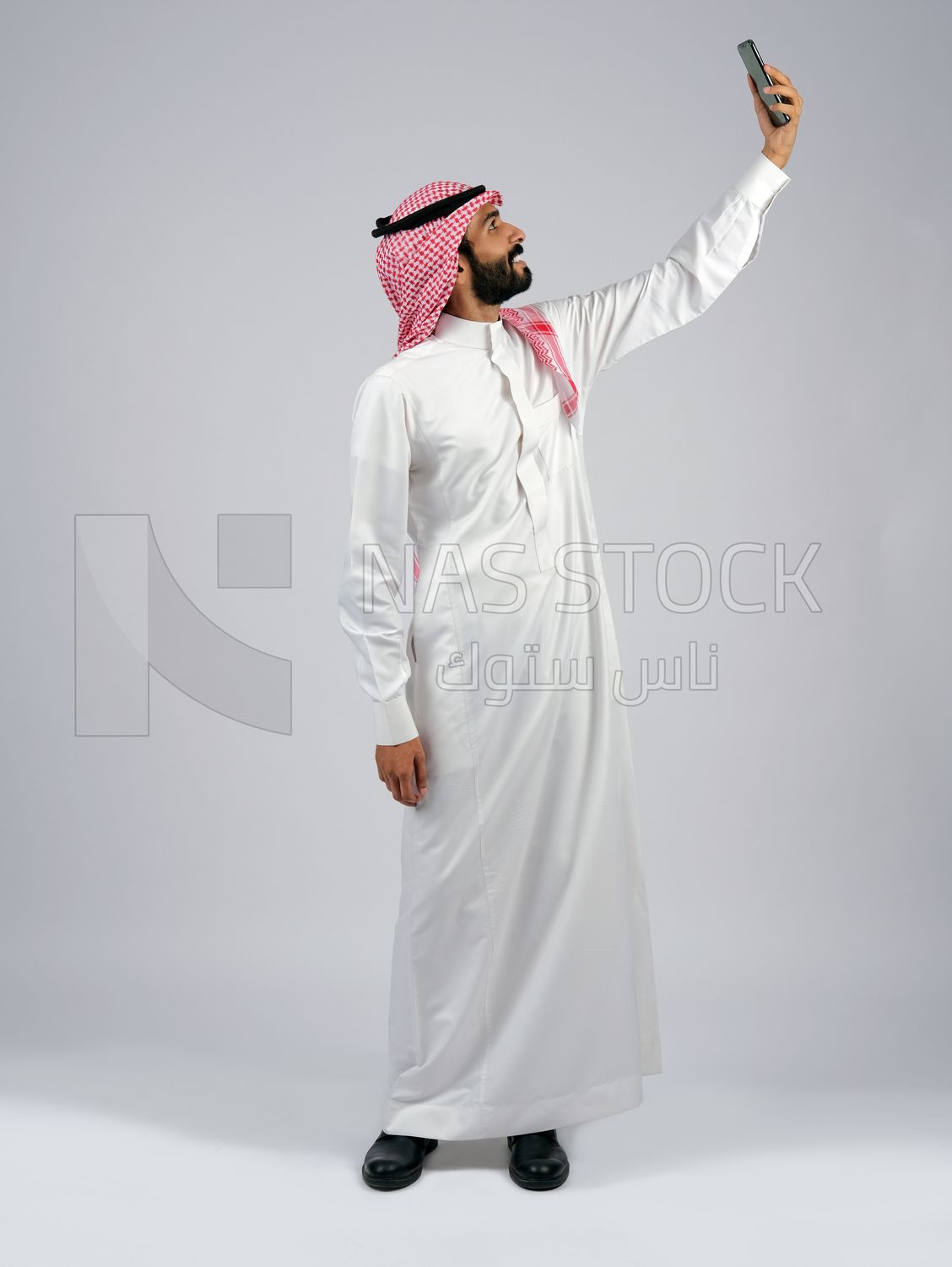 Gulf man taking a selfie