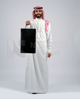 Gulf man carrying a bag