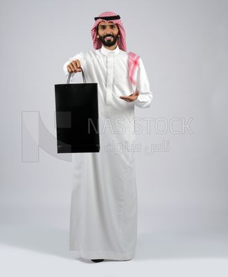 Gulf man carrying a bag