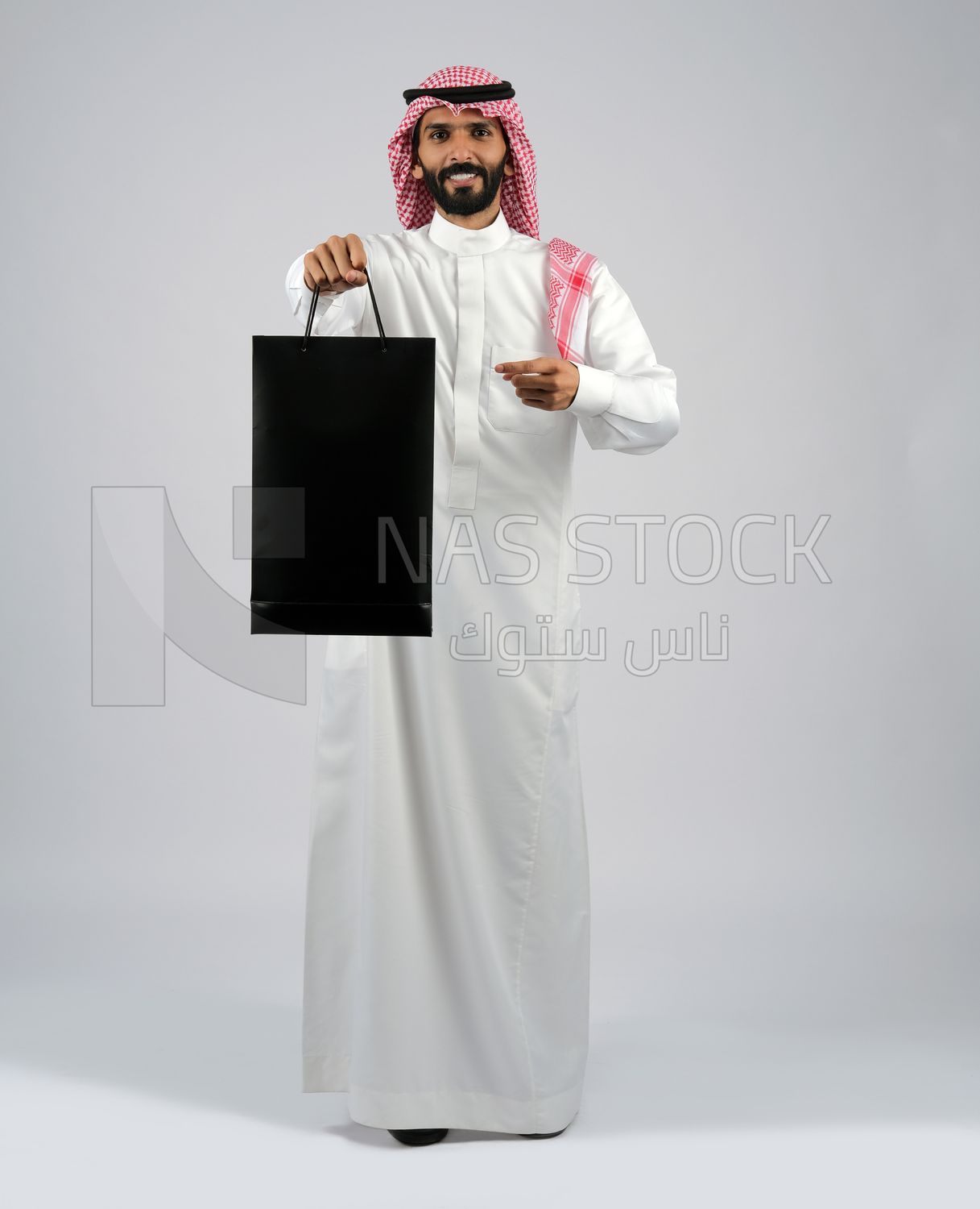 Gulf man carrying a bag