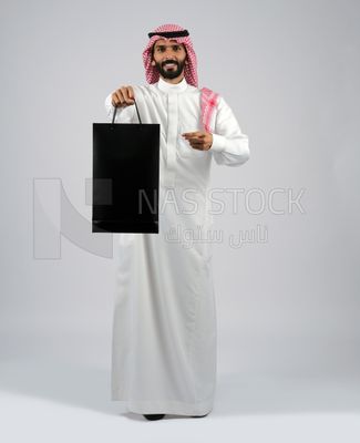 Gulf man carrying a bag