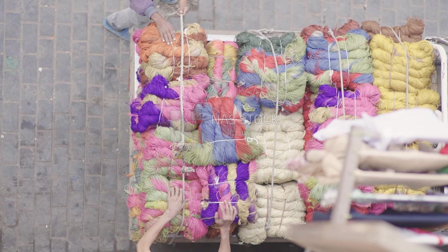 Colored threads on a goods transport vehicle