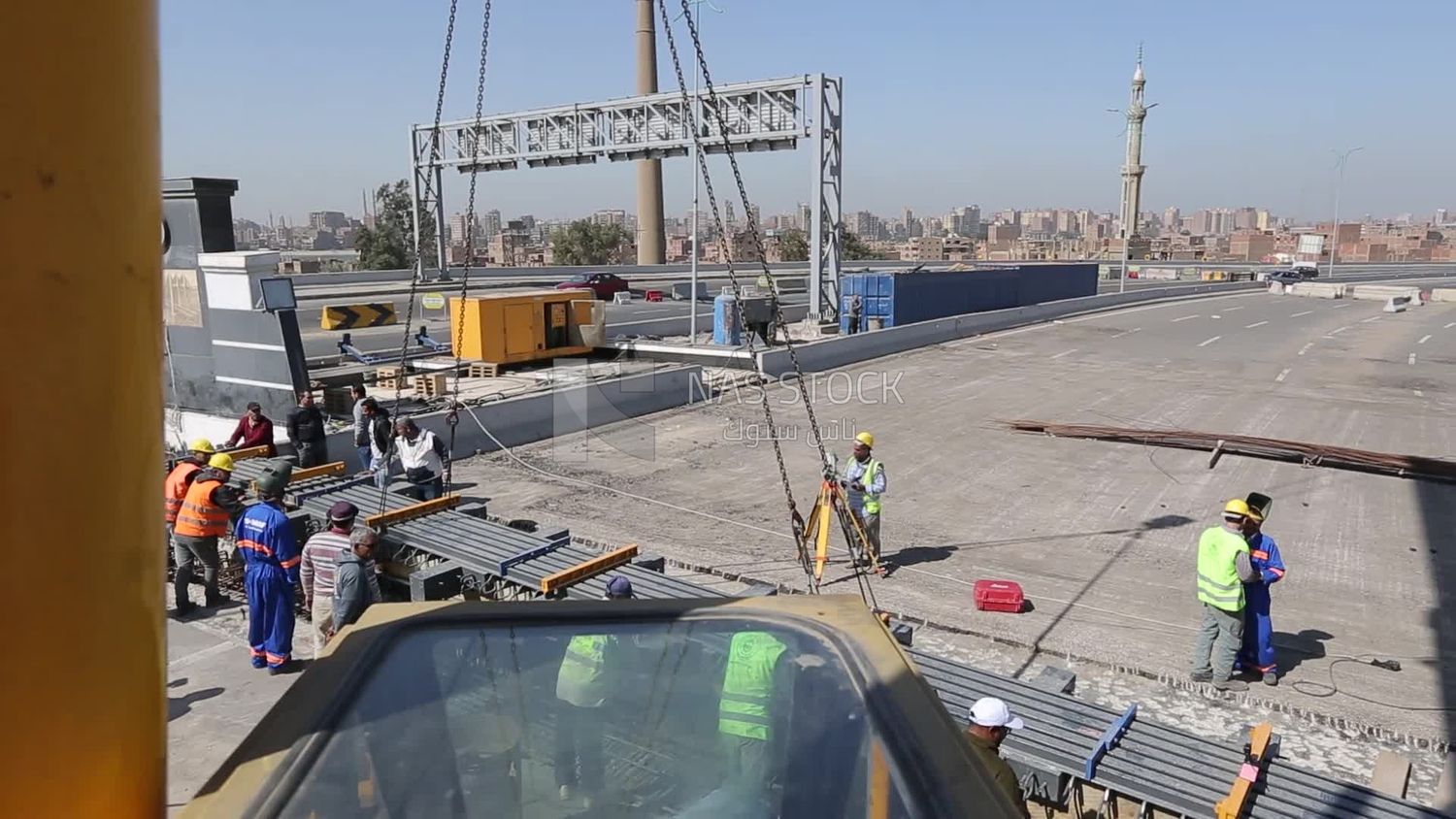 مجموعة من المهندسين يحاولون وضع جزء من الجسر لإكماله والعمل والتشييد والأدوات والمعدات الهندسية