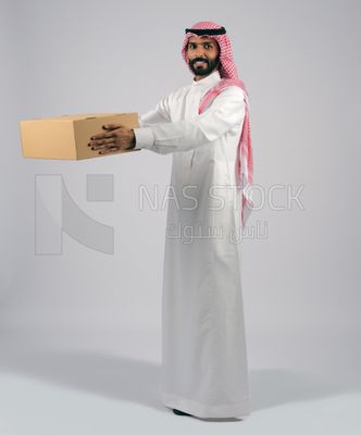 Gulf man carrying a box