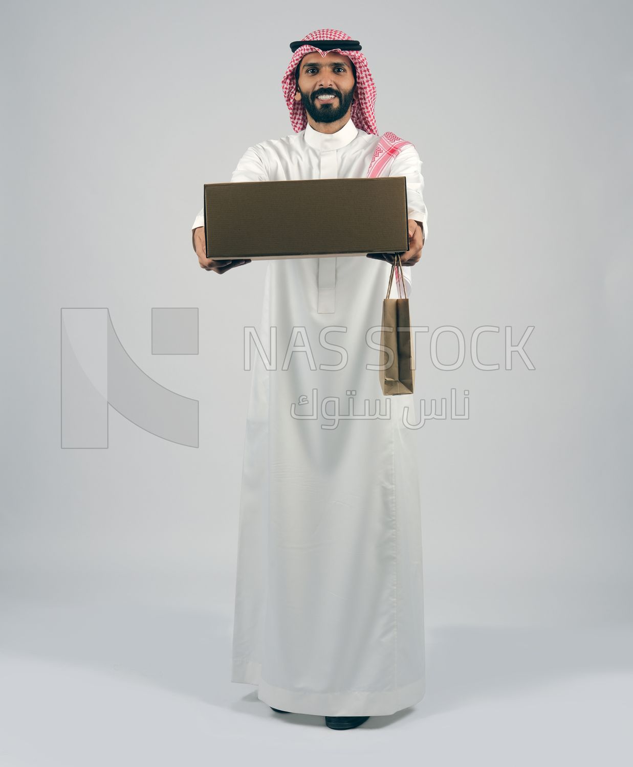 رجل خليجي يعمل ف توصيل الطلبات