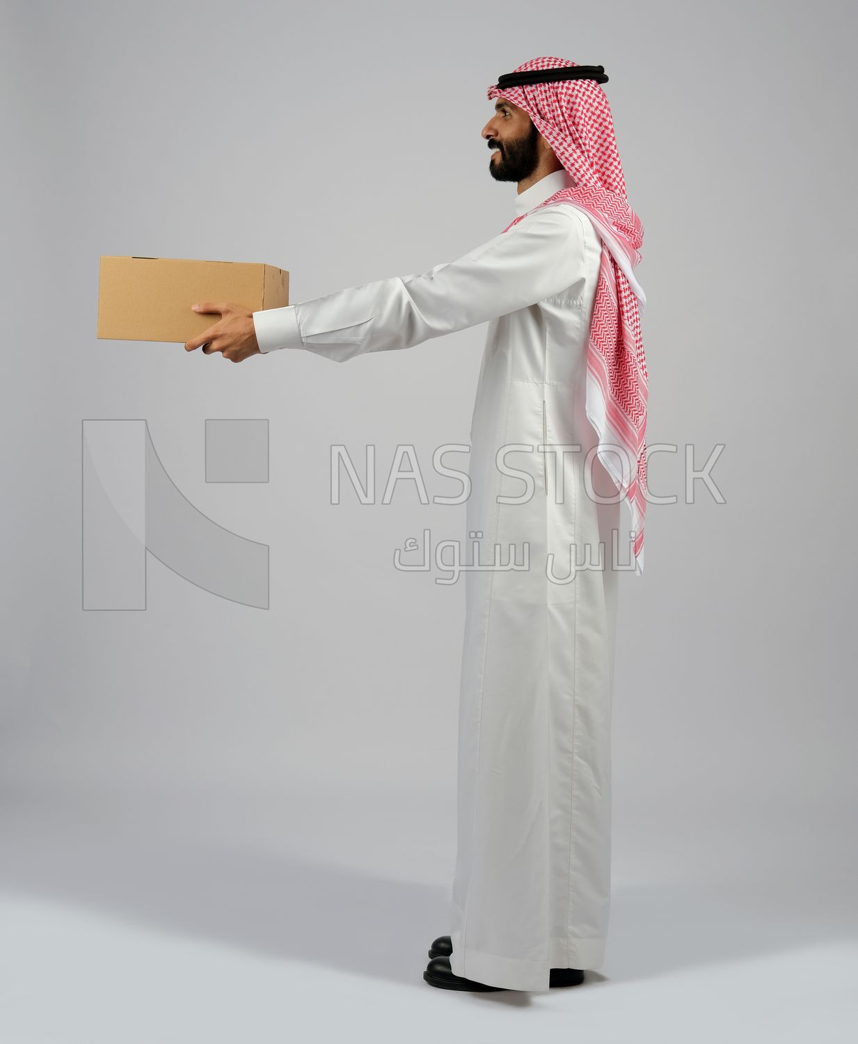 Gulf man carrying a box