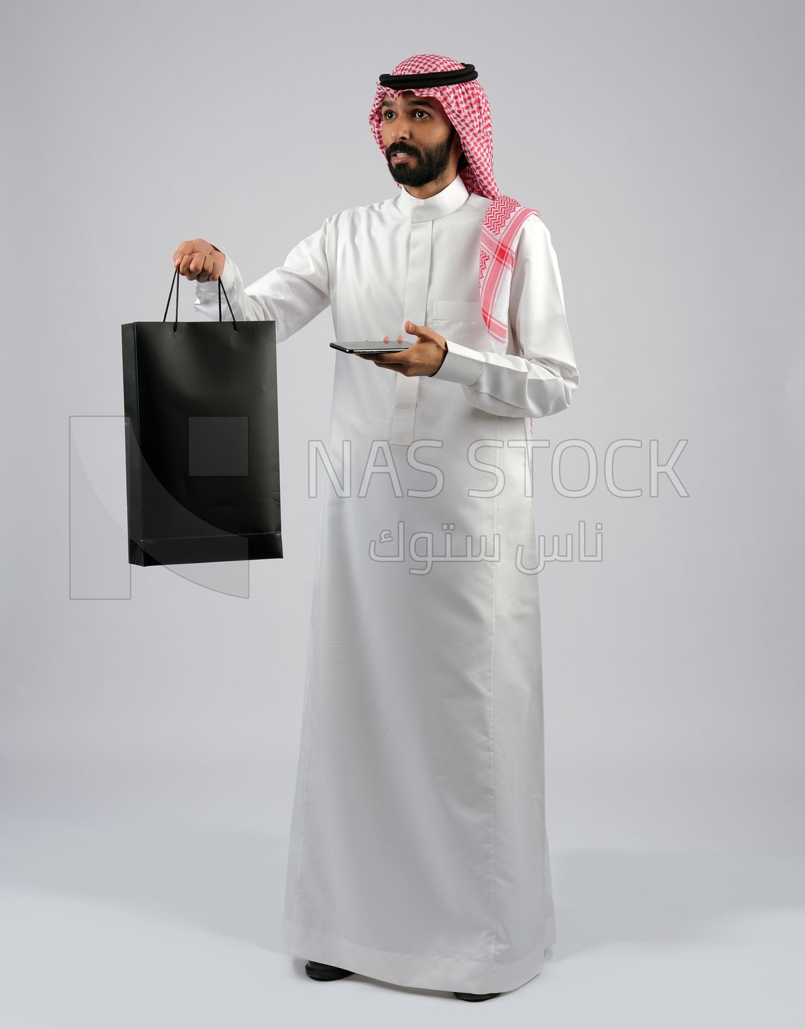 Gulf man carrying a shopping bag