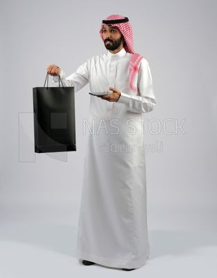 Gulf man carrying a shopping bag