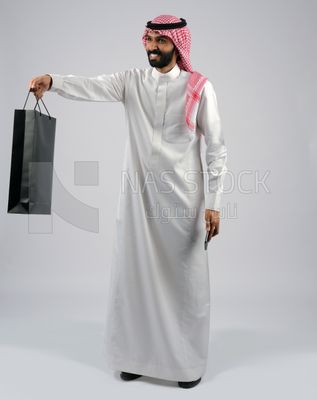 Gulf man carrying a shopping bag