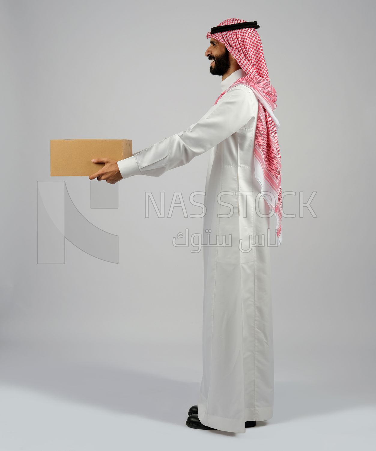Gulf man carrying a box