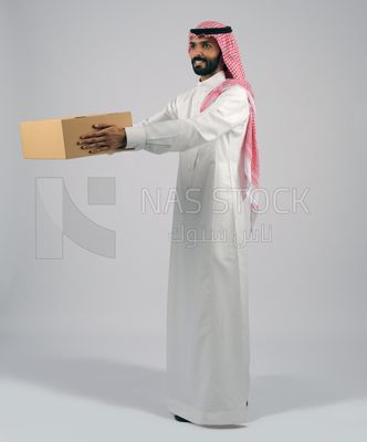 Gulf man carrying a box