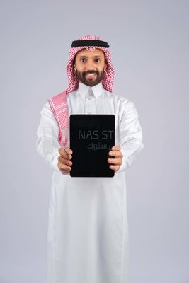 رجل خليجي يحمل تابلت