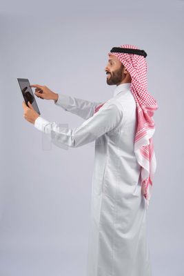 Gulf man holding a tablet
