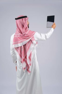 Gulf man holding a tablet