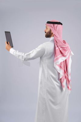 Gulf man holding a tablet