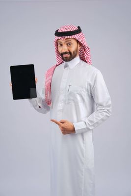 Gulf man holding a tablet