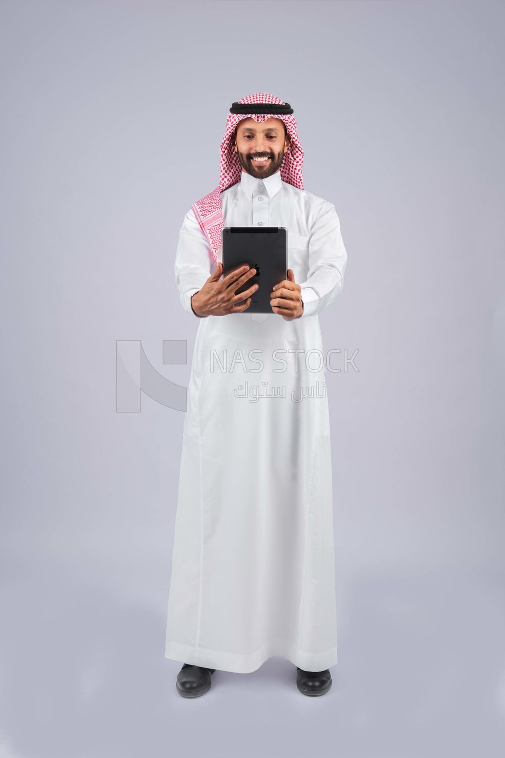 Gulf man holding a tablet