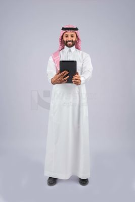 Gulf man holding a tablet