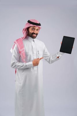 رجل خليجي يحمل تابلت