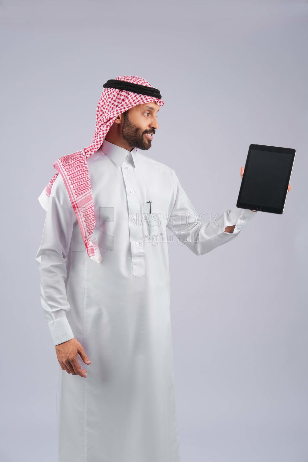 Gulf man holding a tablet