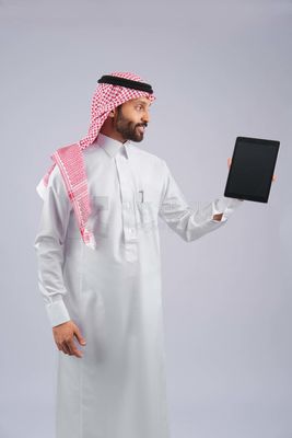 Gulf man holding a tablet