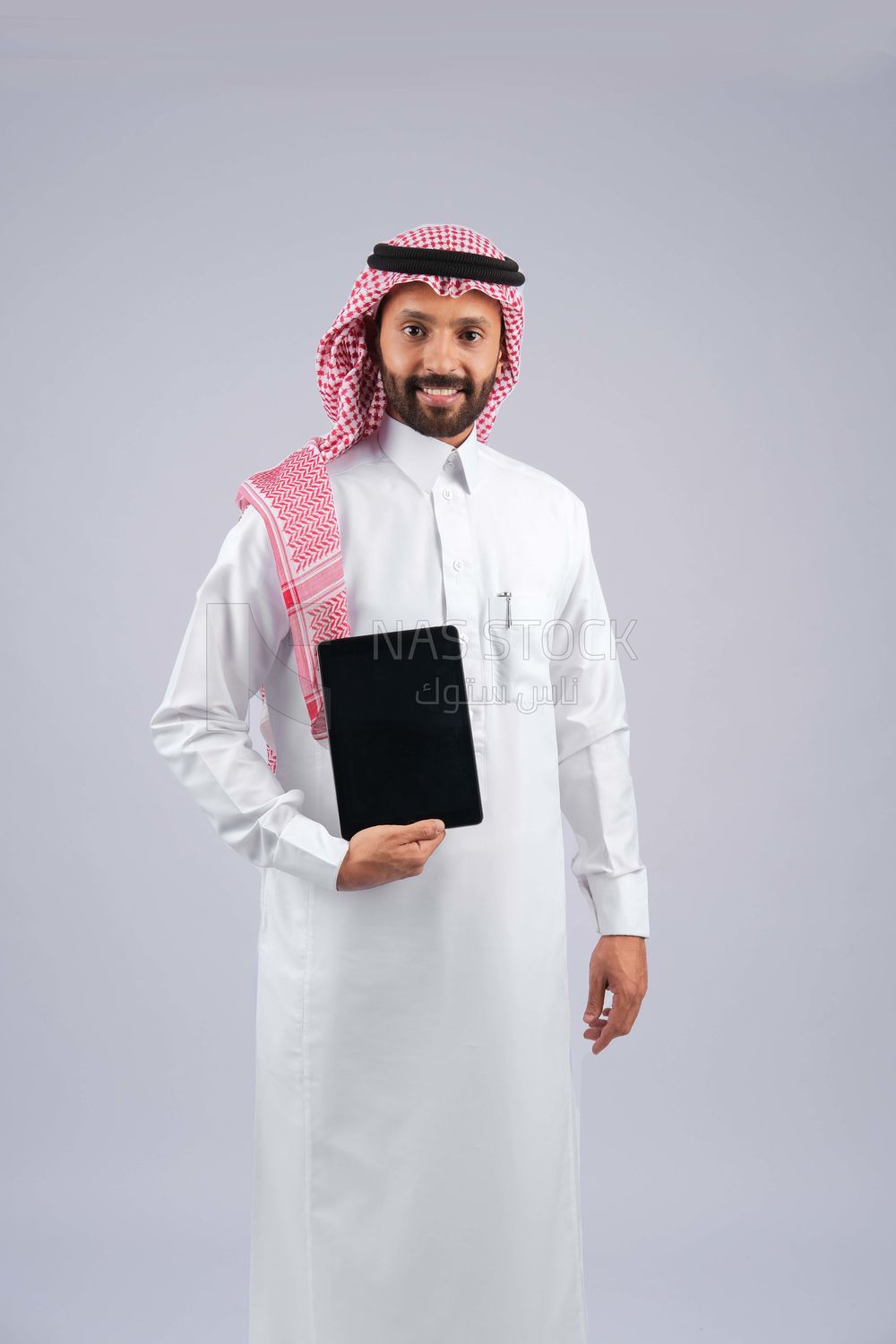 Gulf man holding a tablet