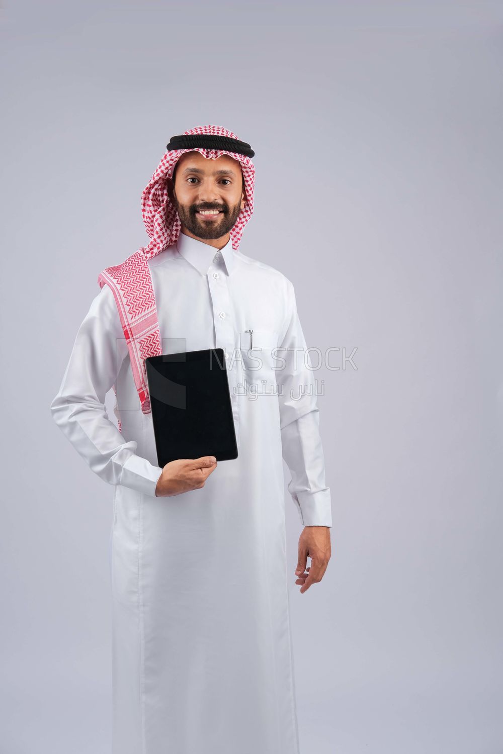 Gulf man holding a tablet