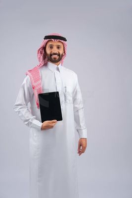 Gulf man holding a tablet