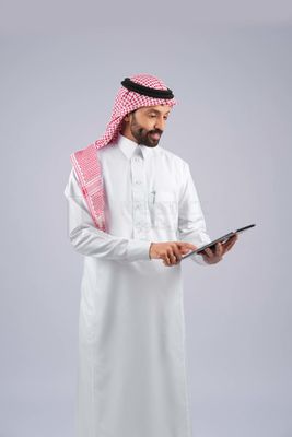 Gulf man holding a tablet