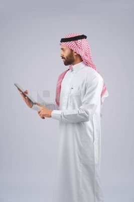 Gulf man holding a tablet