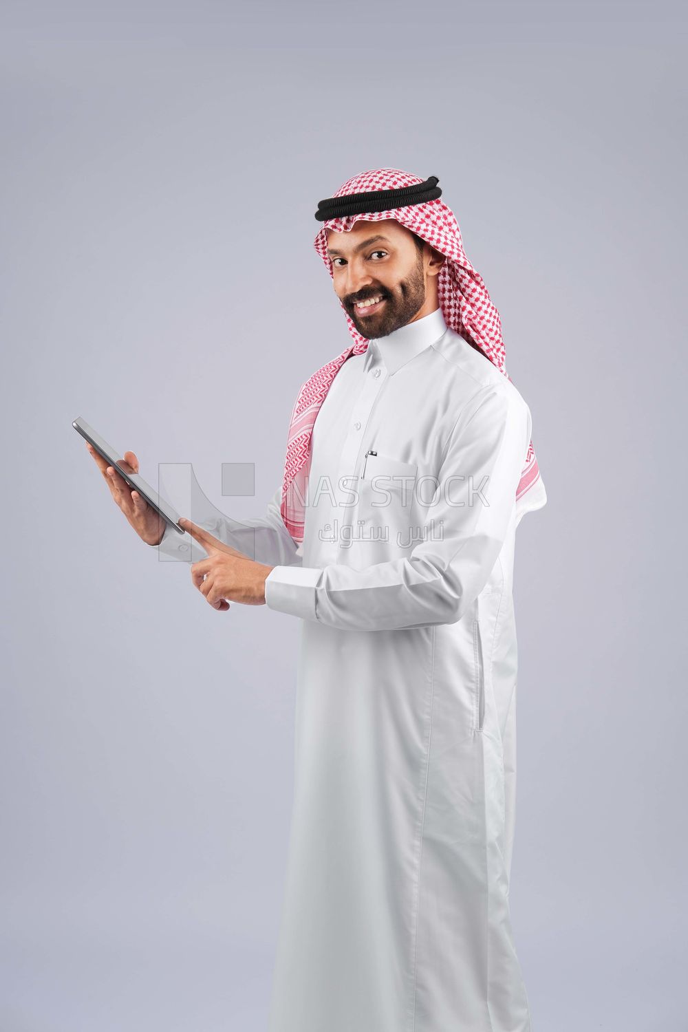 Gulf man holding a tablet