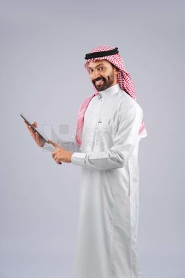 Gulf man holding a tablet