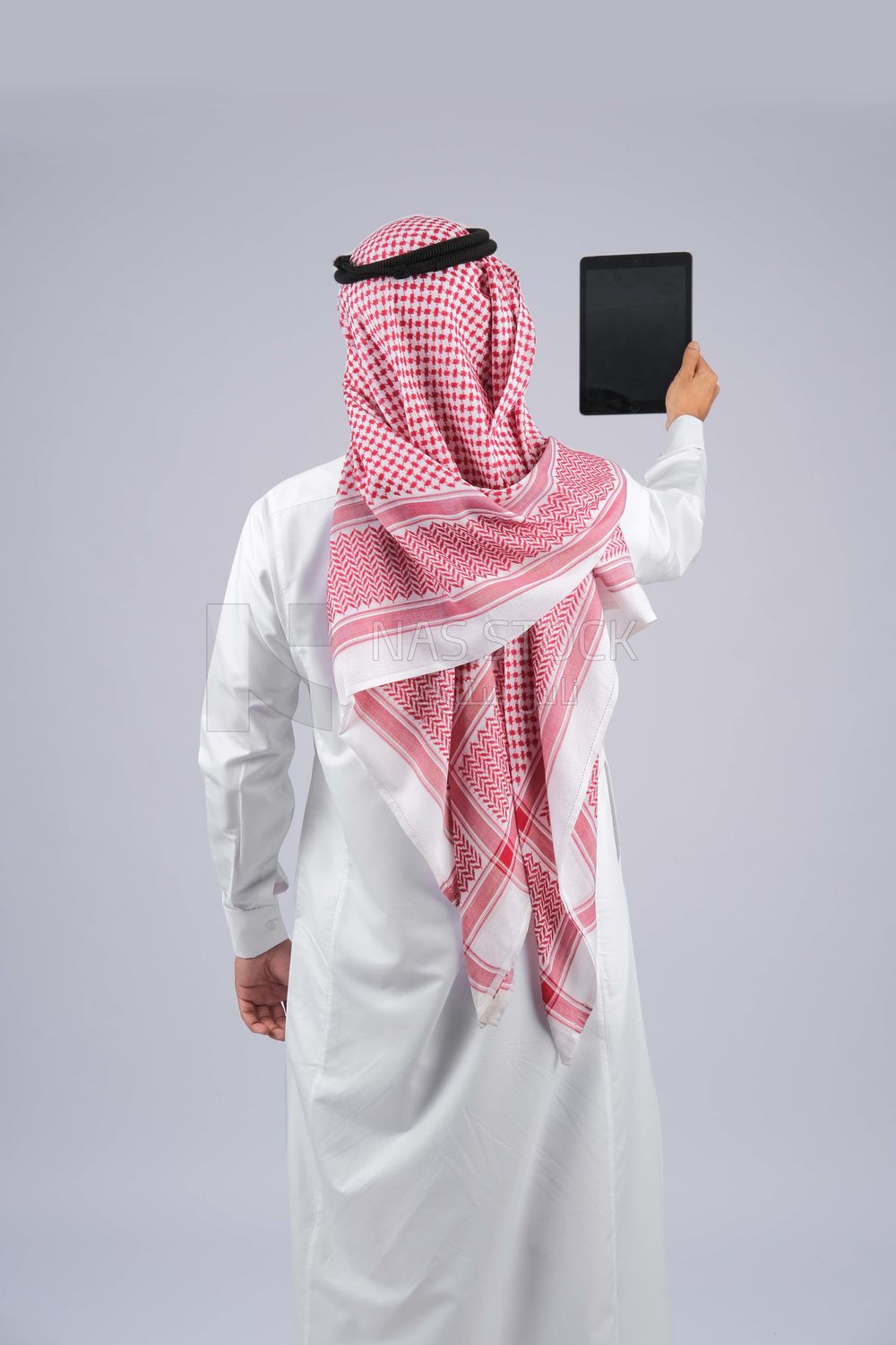 Gulf man holding a tablet